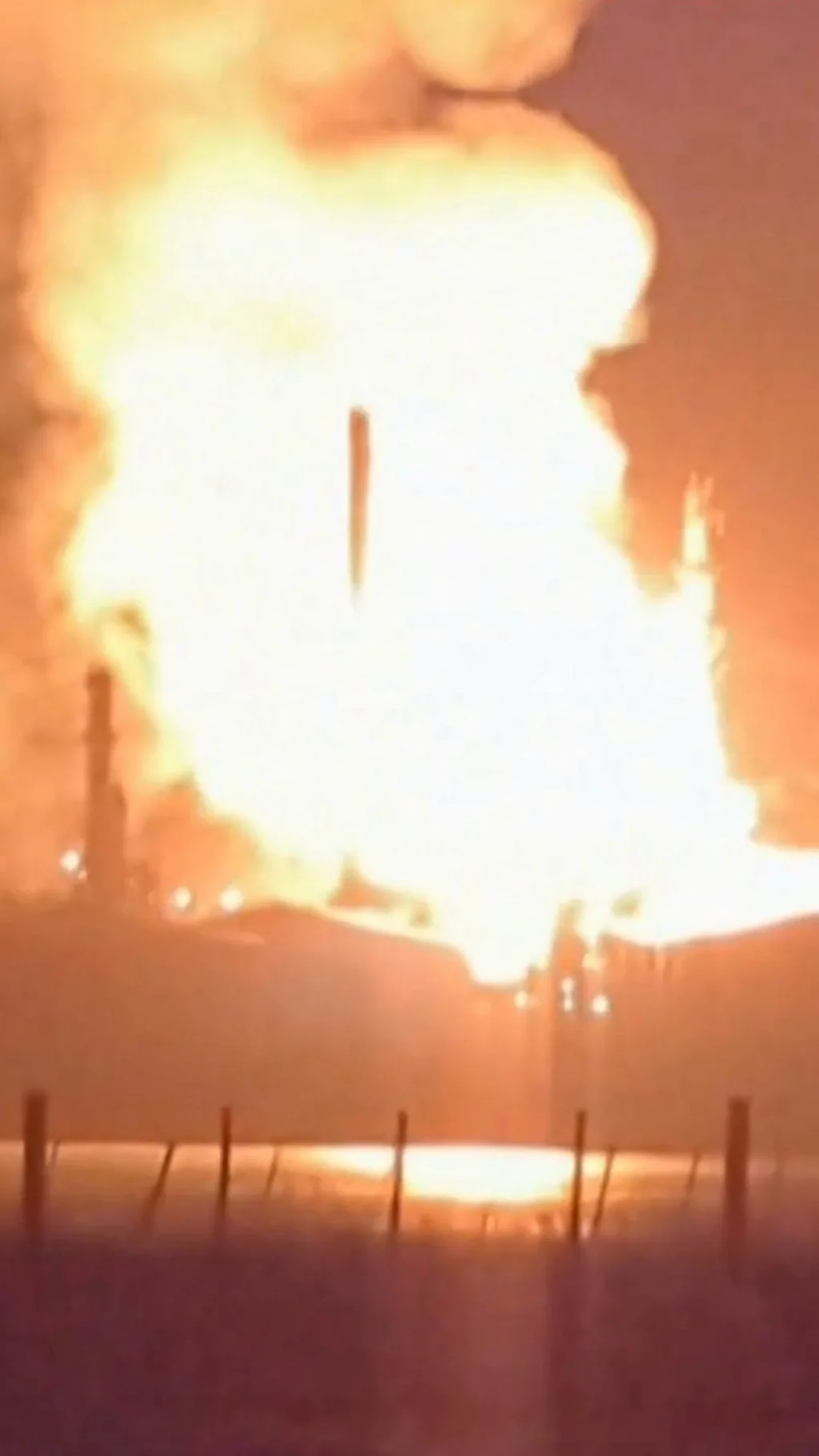 ऑस्ट्रेलियात मोठ्या रिफायनरीला भीषण आग, देशात तेलाच्या किमती आणखी भडकतील का?