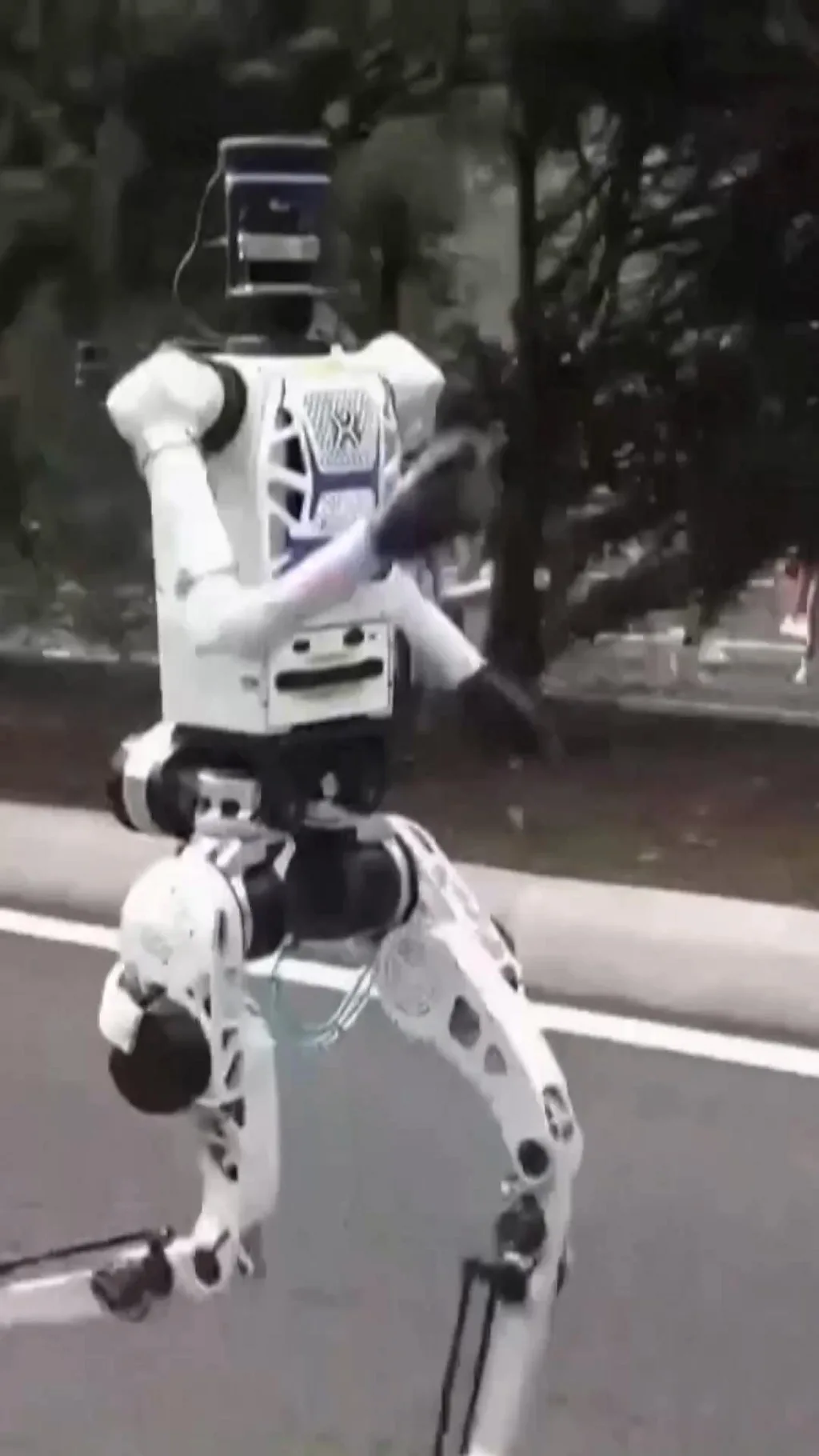 หุ่นยนต์ฮิวแมนนอยด์ ลงวิ่งฮาล์ฟมาราธอนแข่งกับมนุษย์