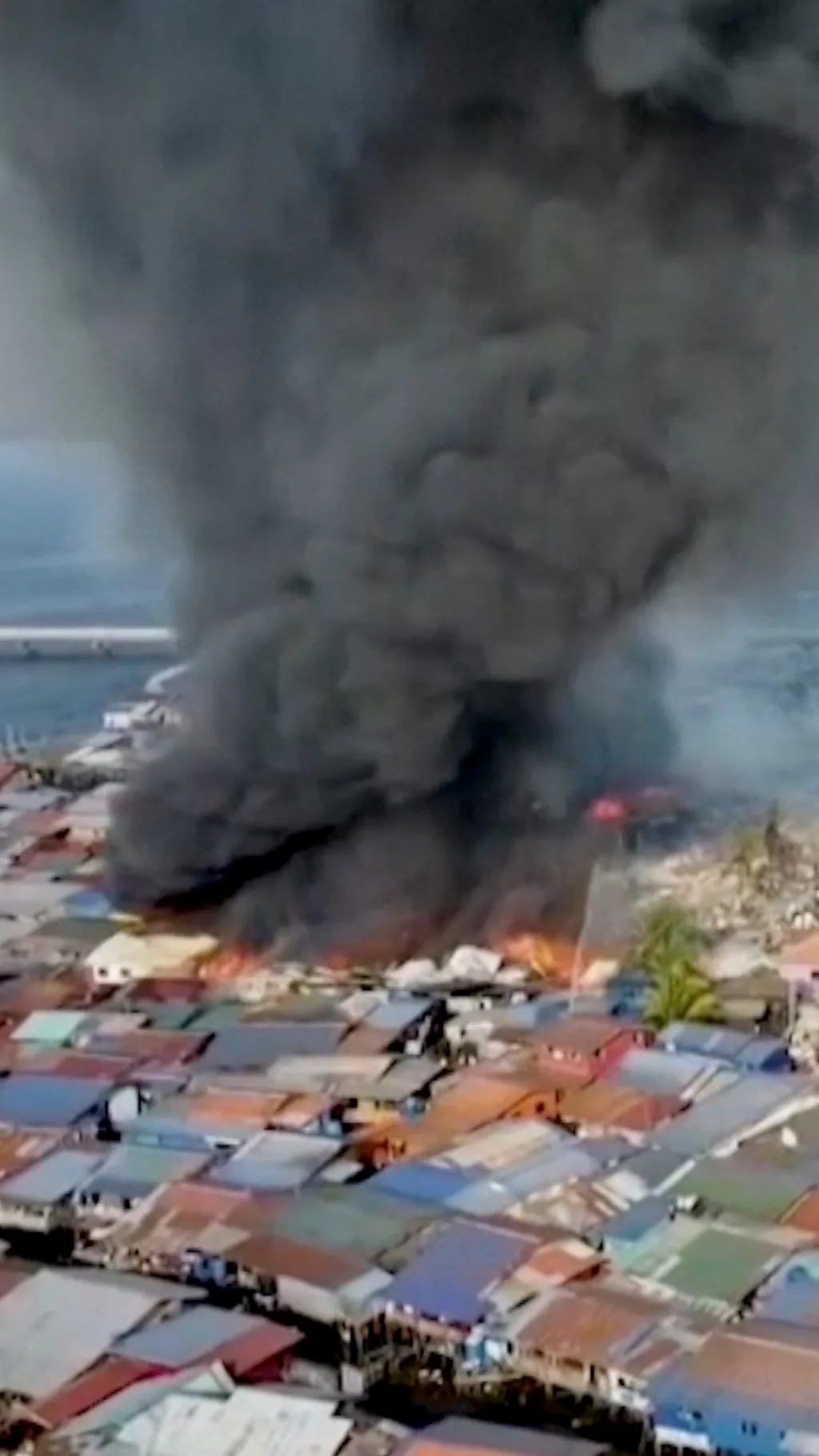 मलेशिया में लगी भीषण आग में 1000 से ज़्यादा घर जलकर हो गए राख