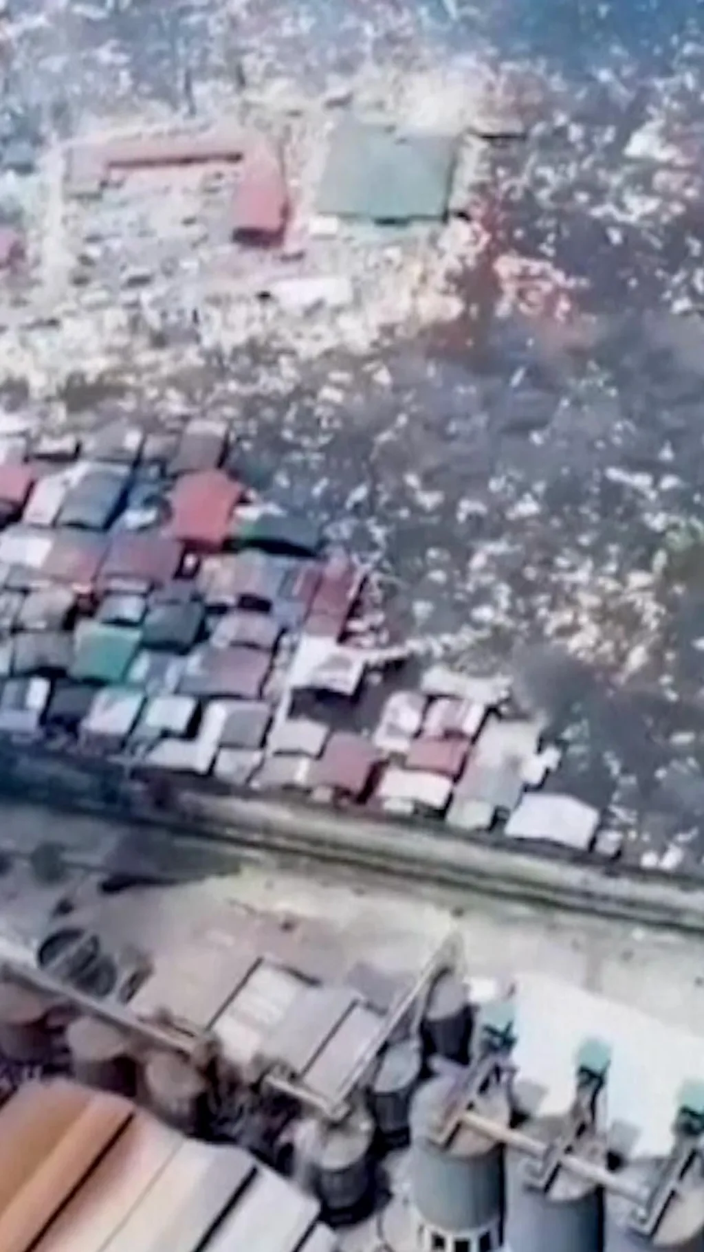 मलेशियाच्या बेटावरील लाकडी घरांच्या वस्तीला लागली आग, भयावह ड्रोन दृश्यं...