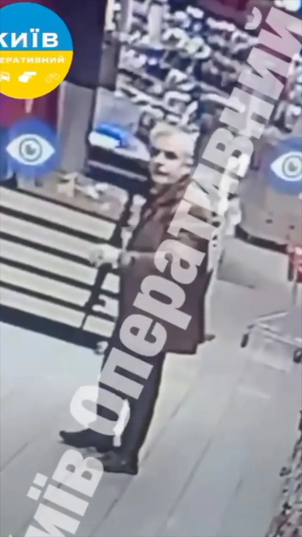 стрелок смотрит в камеру наблюдения в магазине