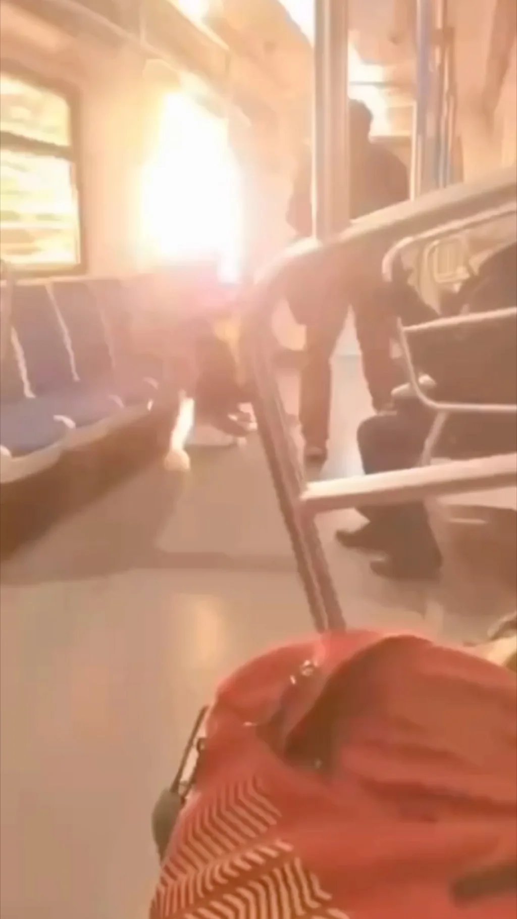 Искры от столкновения состава метро со стеной