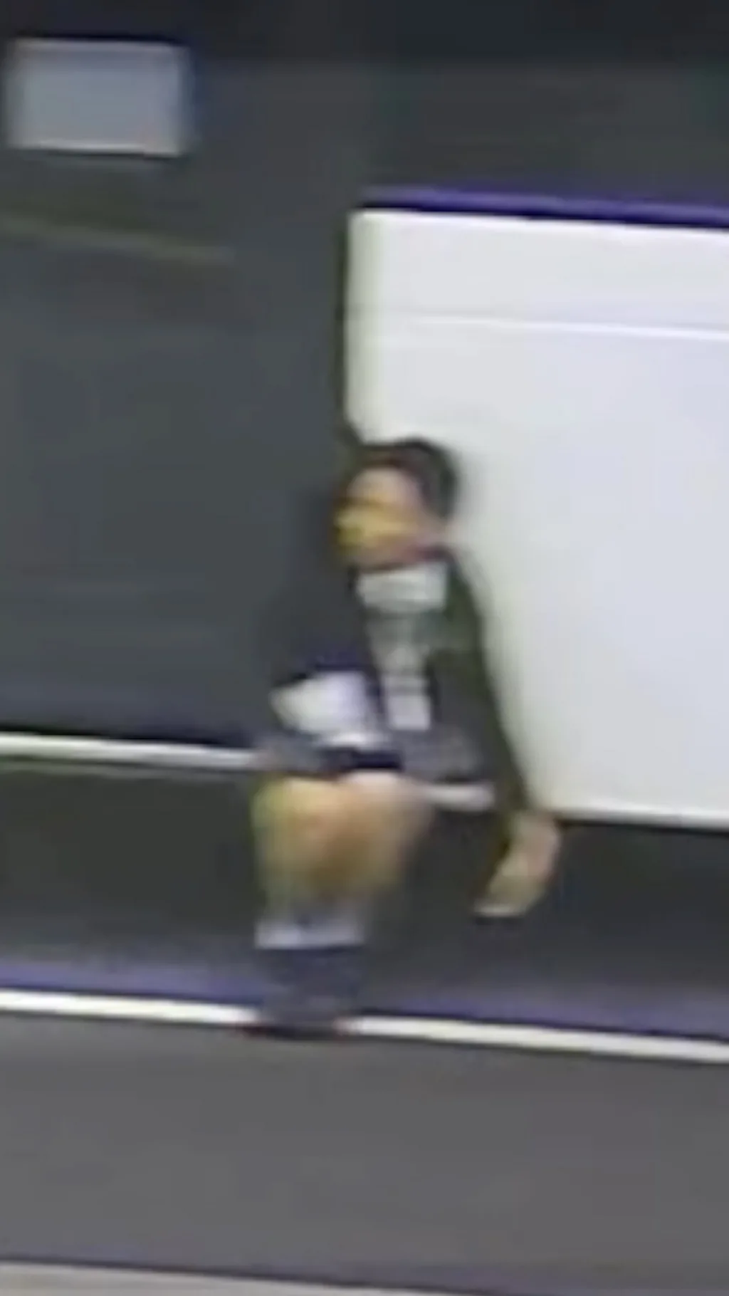 мальчик зажатый дверью атвобуса