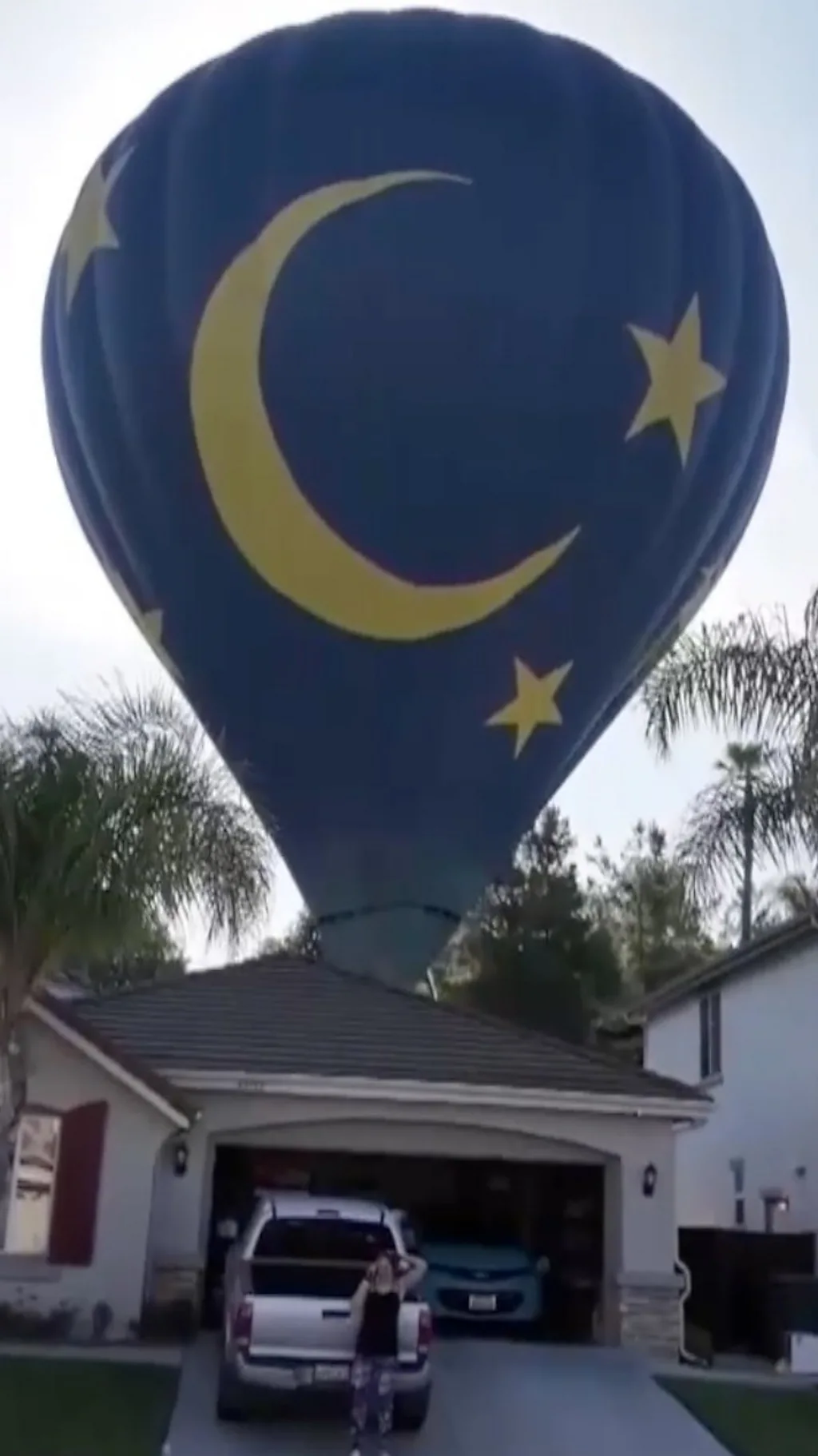 जब घर के आंगन में उतरा हॉट एयर बलून