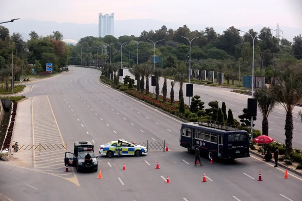 بسته شدن جاده‌های اصلی اسلام‌آباد، زندگی مردم را مختل کرده است