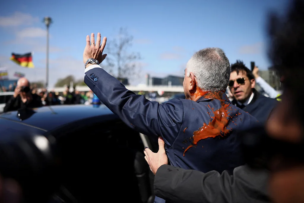 یک جوان در برلین آلمان، بر رضا پهلوی مایع‌ سرخ‌رنگ پاشید