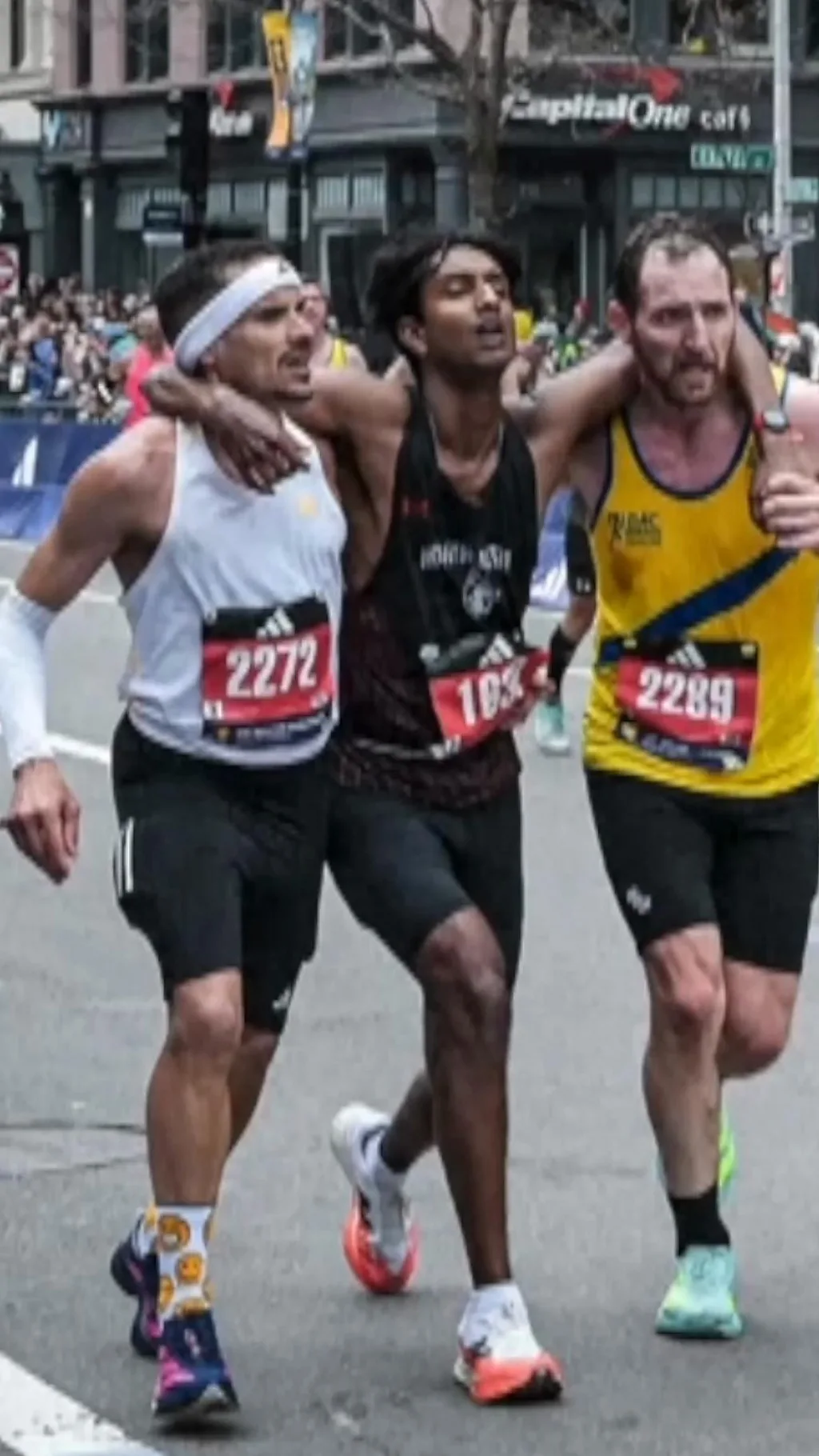 जब थके हुए रनर को कंधे पर लेकर पूरी करवाई रेस