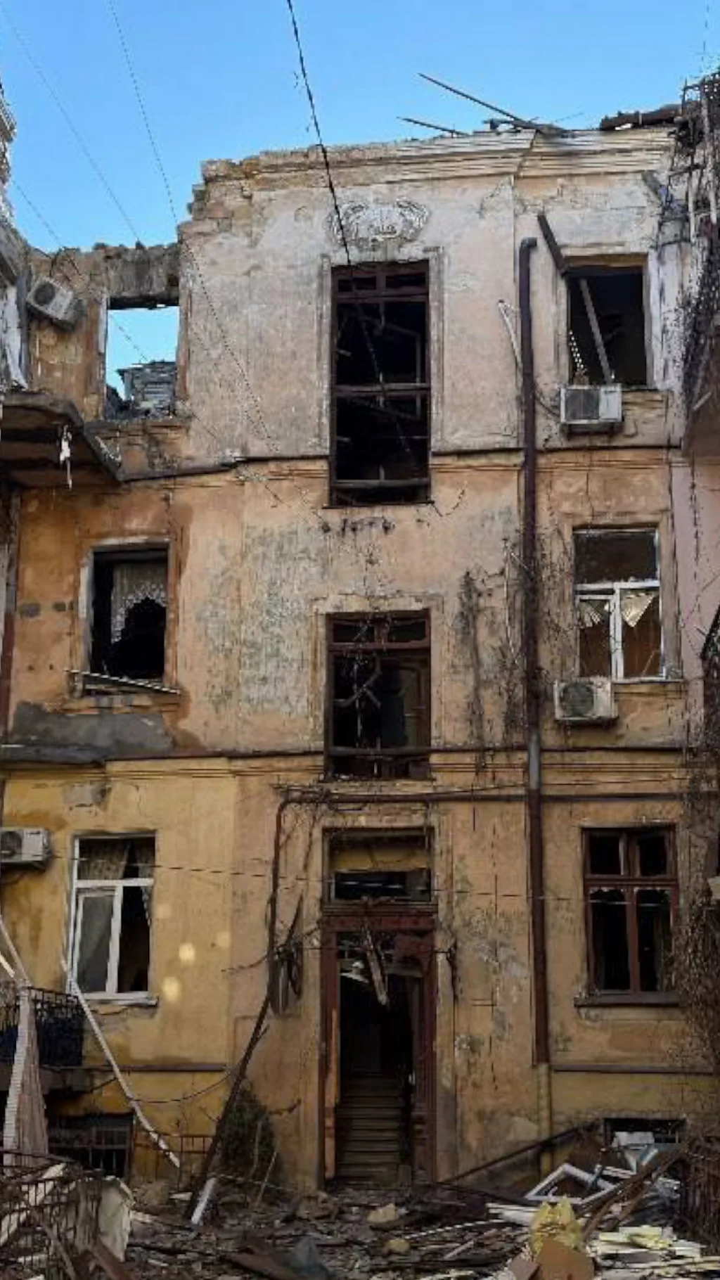 Разрушенная крыша исторического здания