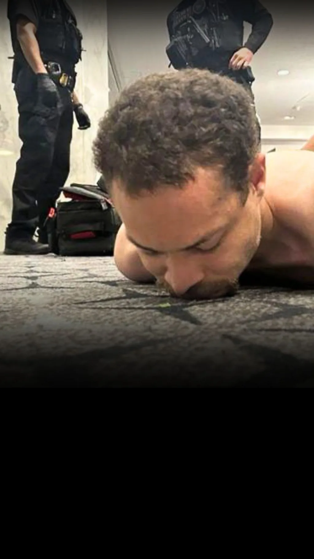 Запис з камер спостереження, як нападник просто пробіг повз охорону Трампа.