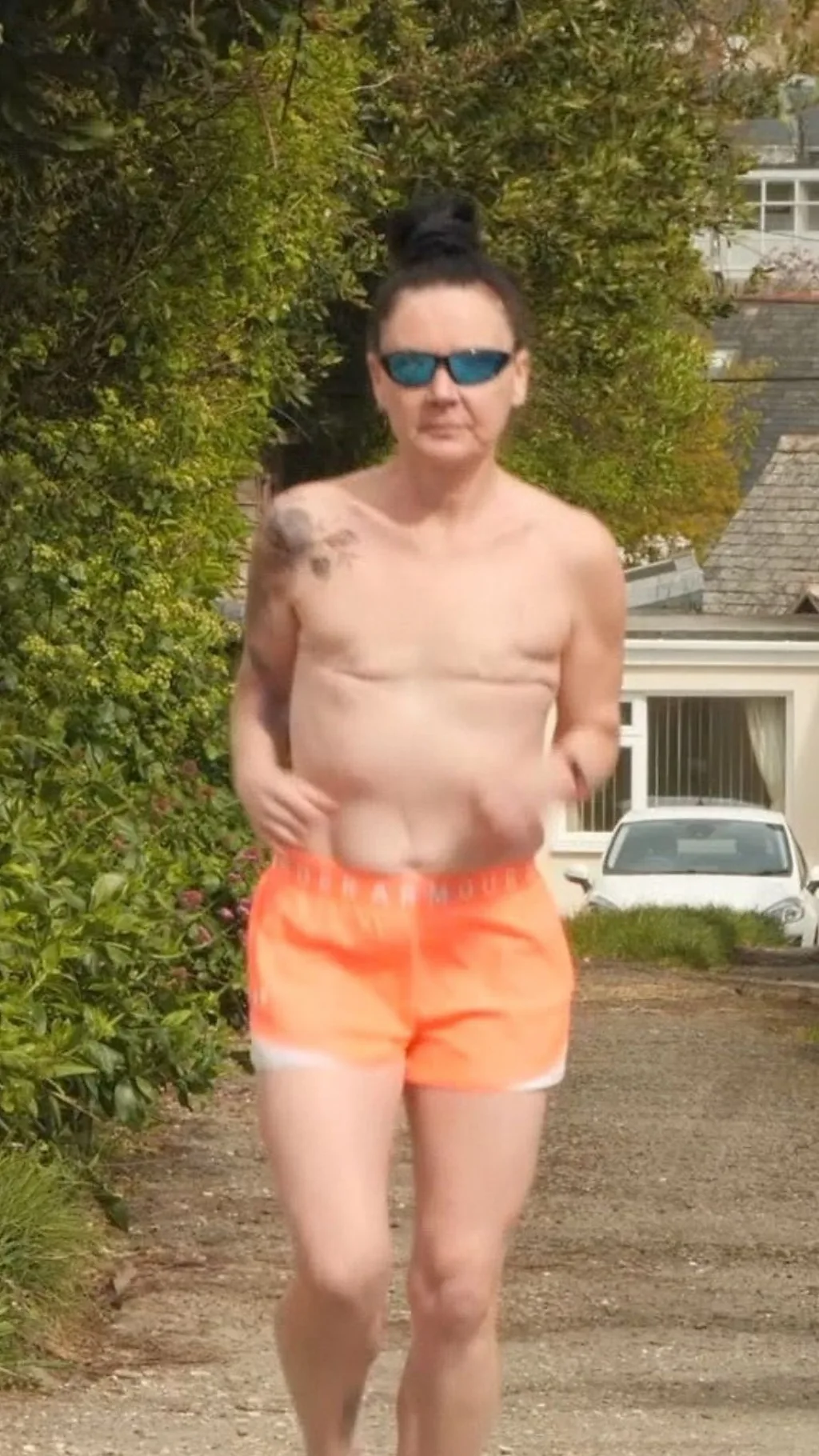 कैंसर सर्वाइवर महिला टॉपलेस होकर दौड़ी लंदन मैराथन