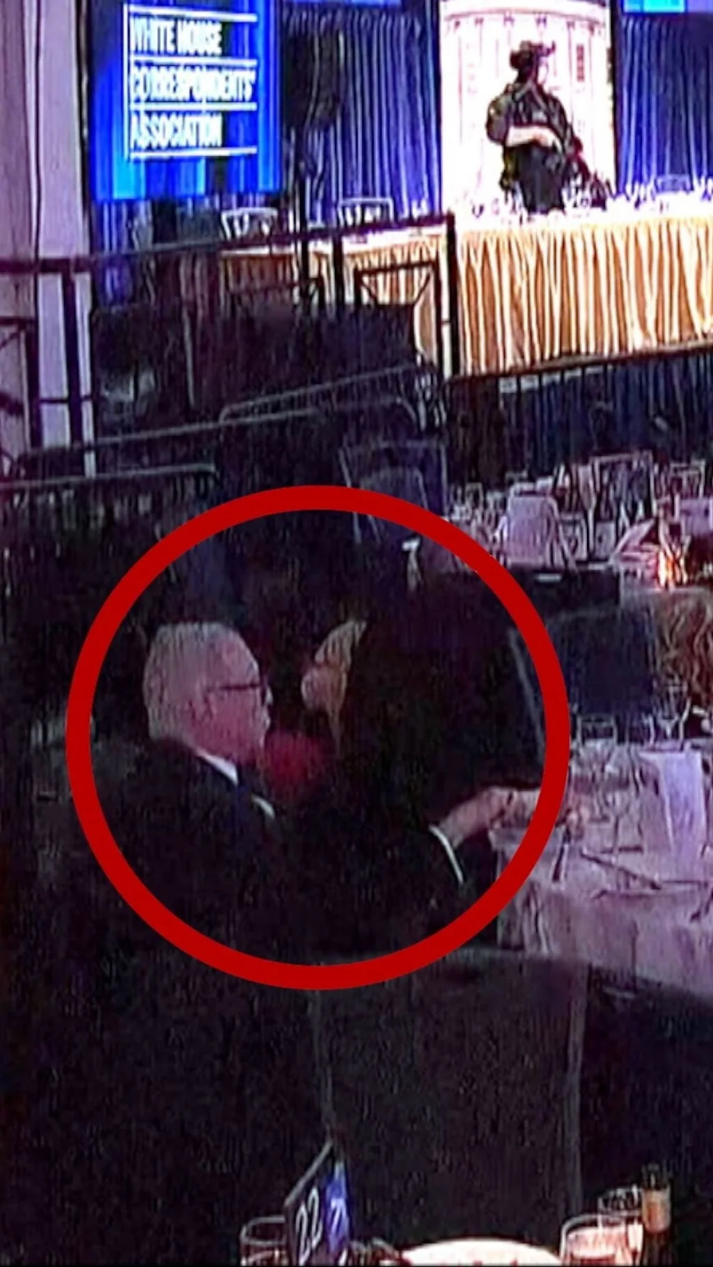 ट्रंप की डिनर पार्टी में गोलियां चलने के दौरान सलाद खाता रहा ये शख़्स