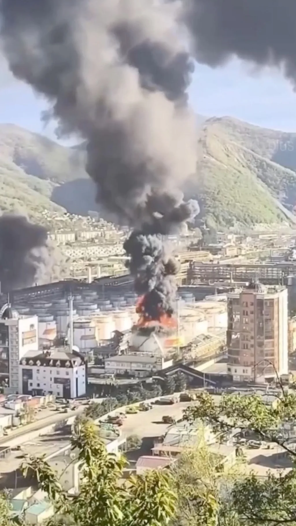 общий план горящего завода в Туапсе