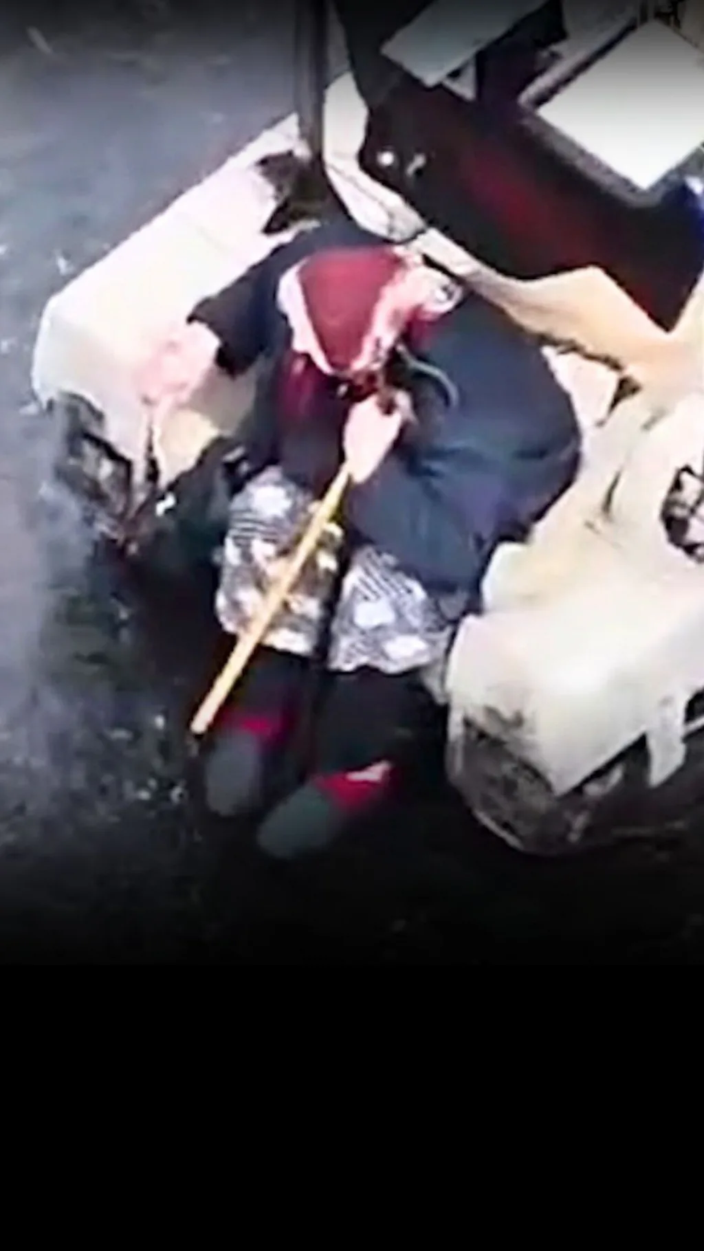 Військові врятували з зони бойових дій 77-річну жінку, яка йшла дорогою на Лиманщині.