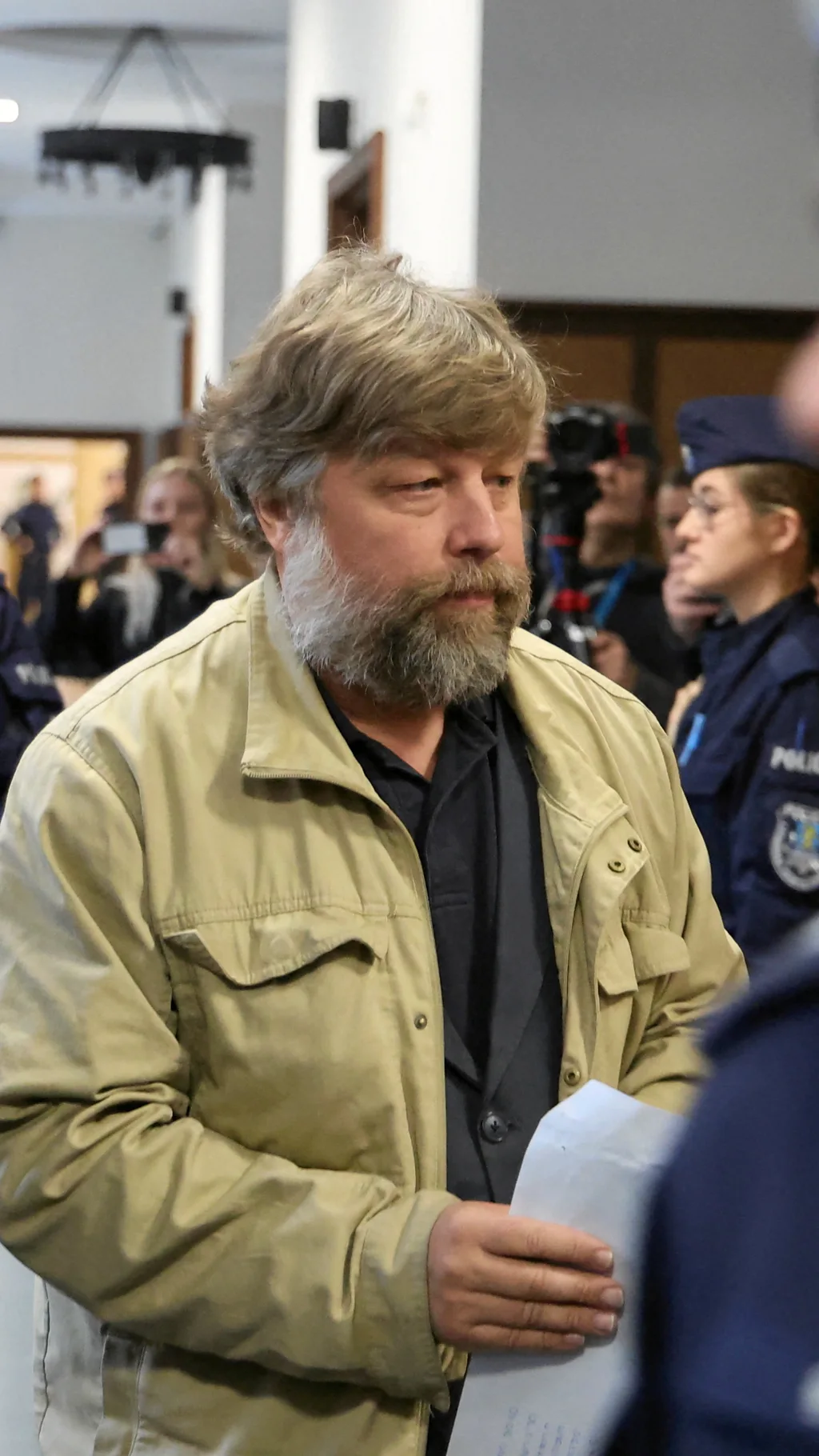 Археолог Бутягин в коридоре суда