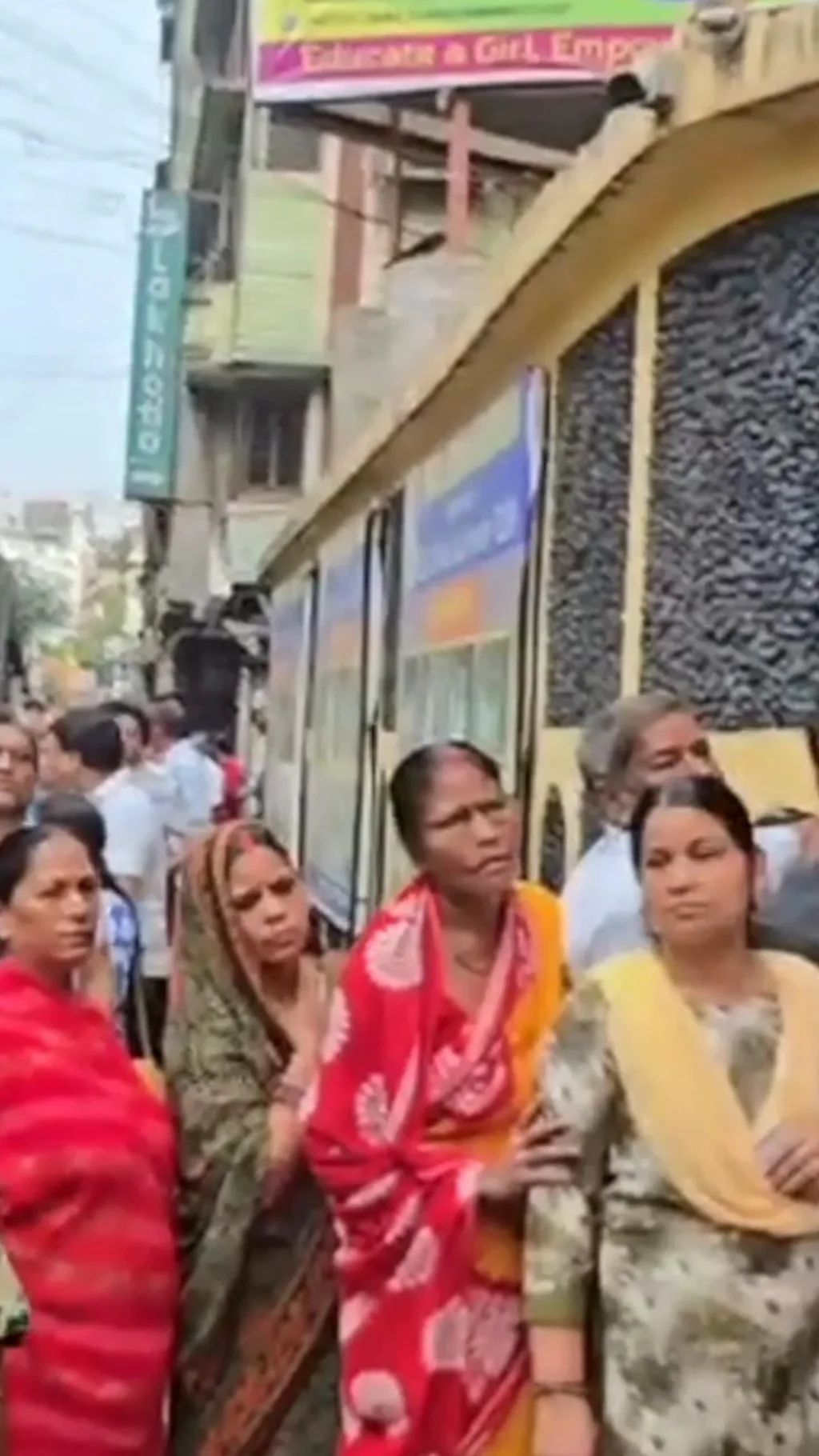 காணொளி: மேற்கு வங்கத்தில் பழுதான வாக்குப்பதிவு இயந்திரங்கள்