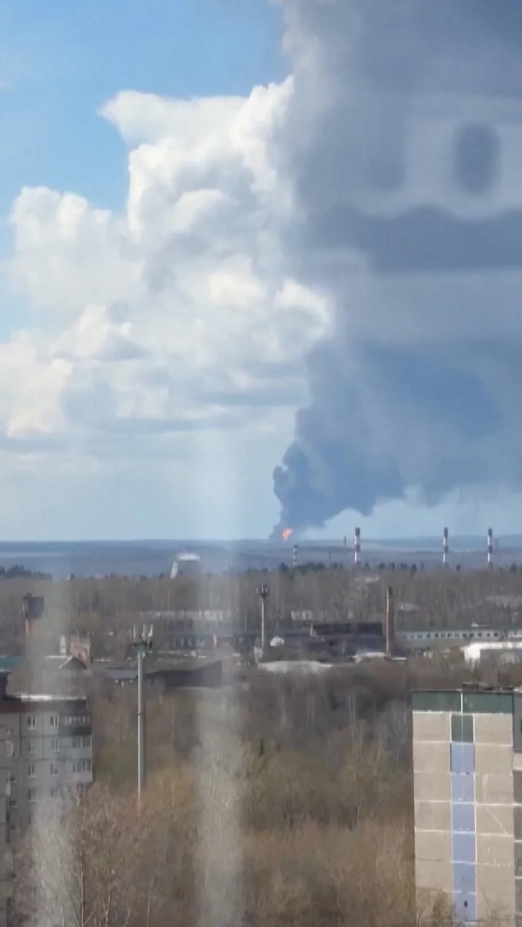 Черный дым над жилыми домами