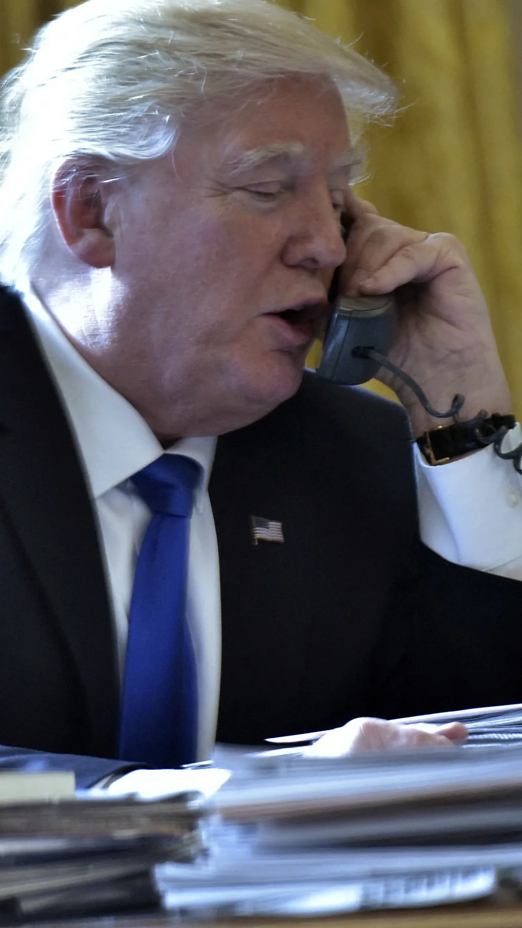 Трамп дзвонить по телефону