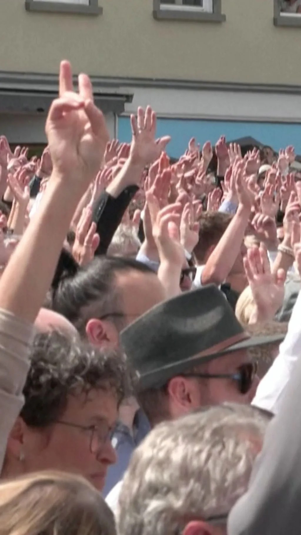 स्विट्ज़रलैंड के इस इलाके में हाथ उठाकर होती है वोटिंग