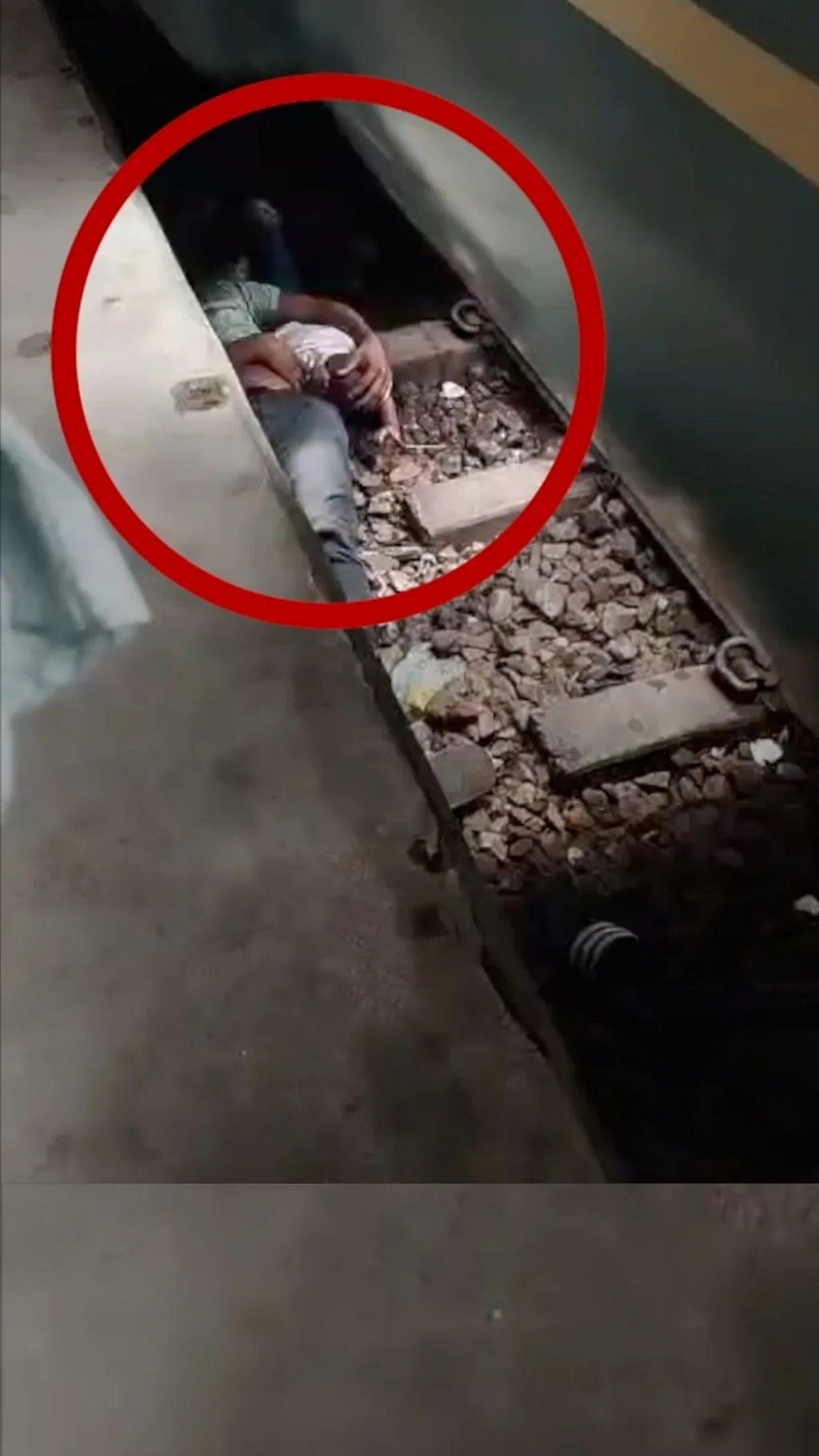 Qarang, ota poyezd tagiga tushib ketgan bolasini qanday qutqardi?