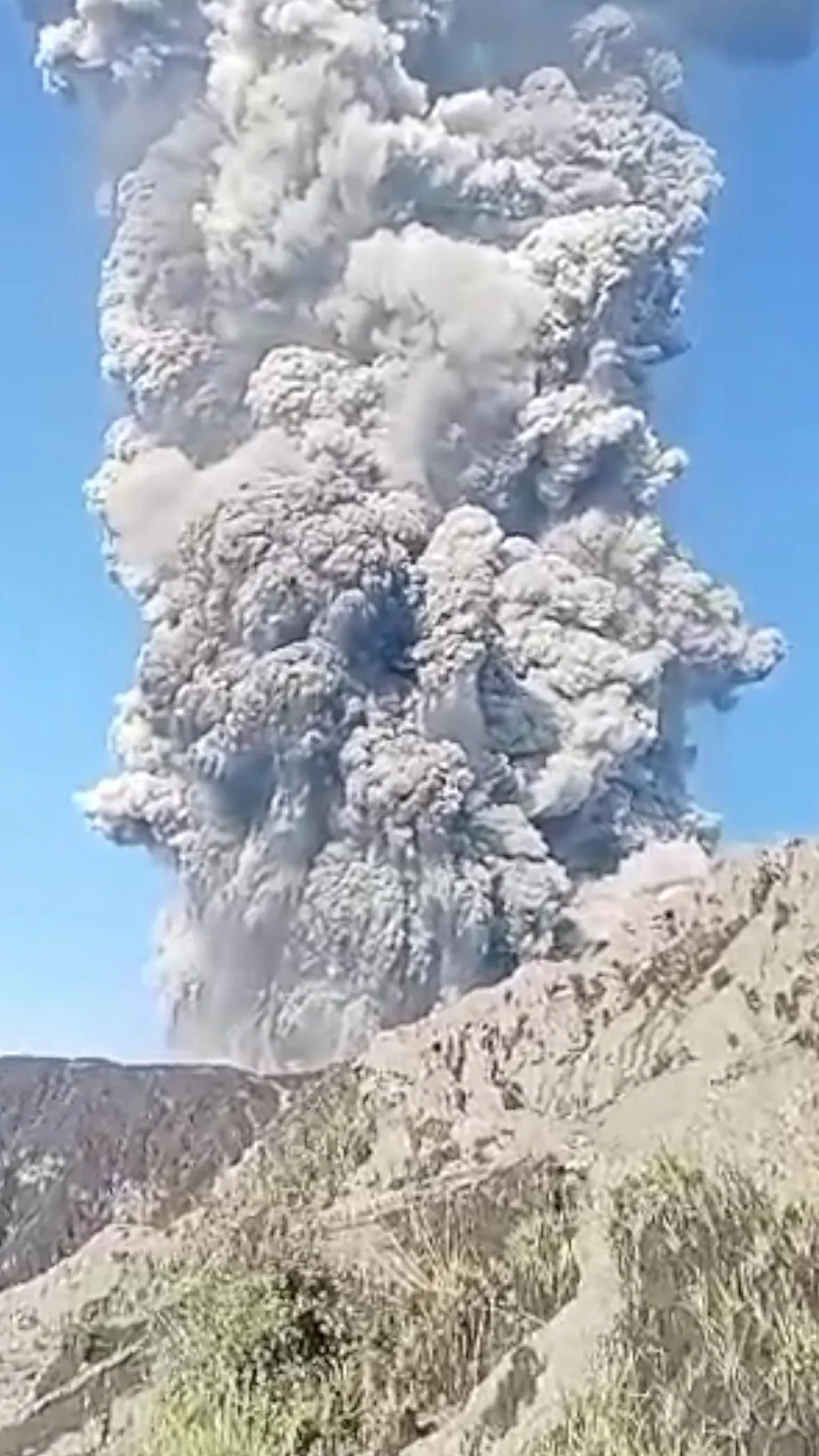 Pemandu bagikan momen saat Gunung Dukono erupsi