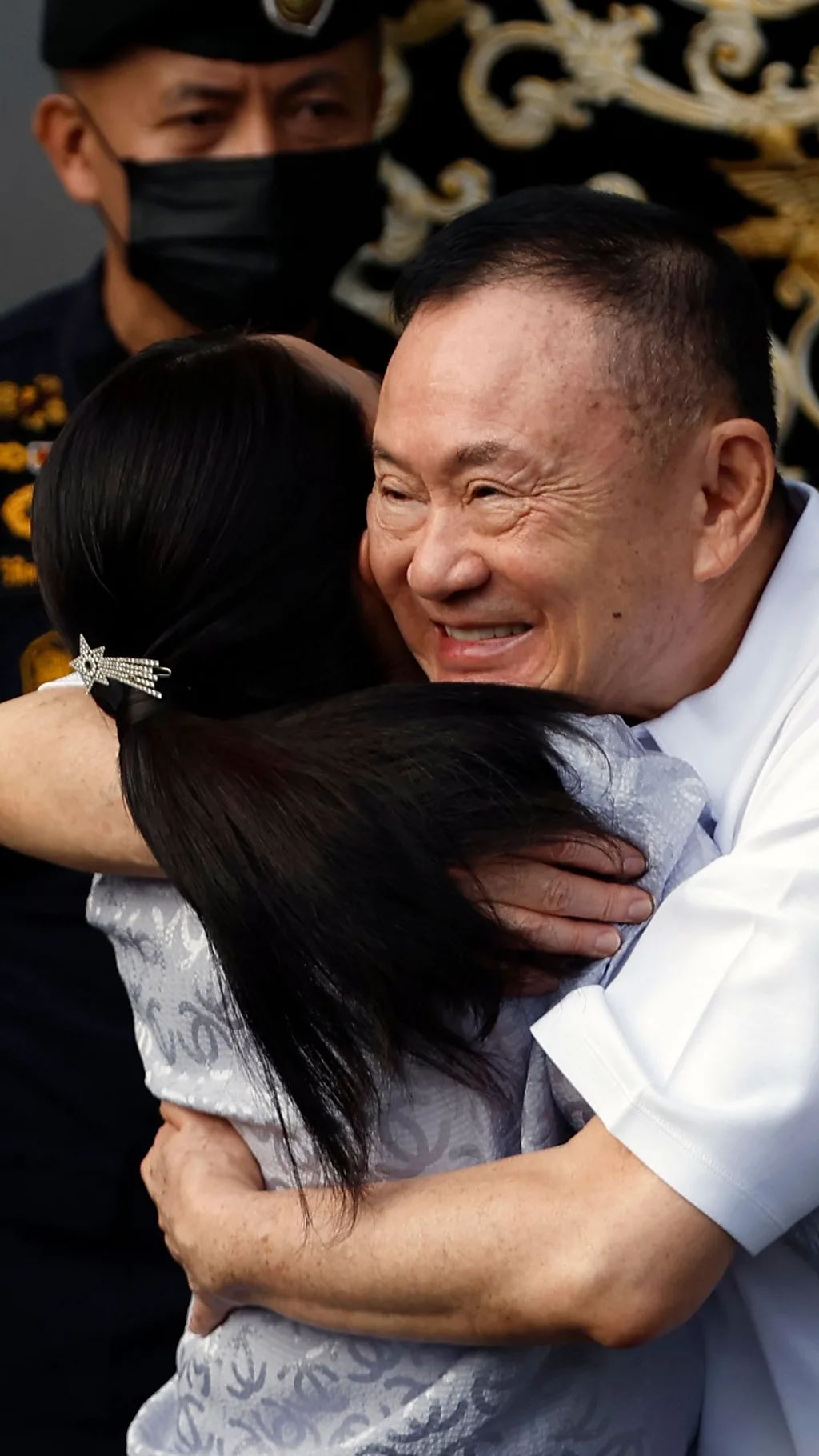 นาทีปล่อยตัว “ทักษิณ” รับการพักโทษ ออกจากเรือนจำ