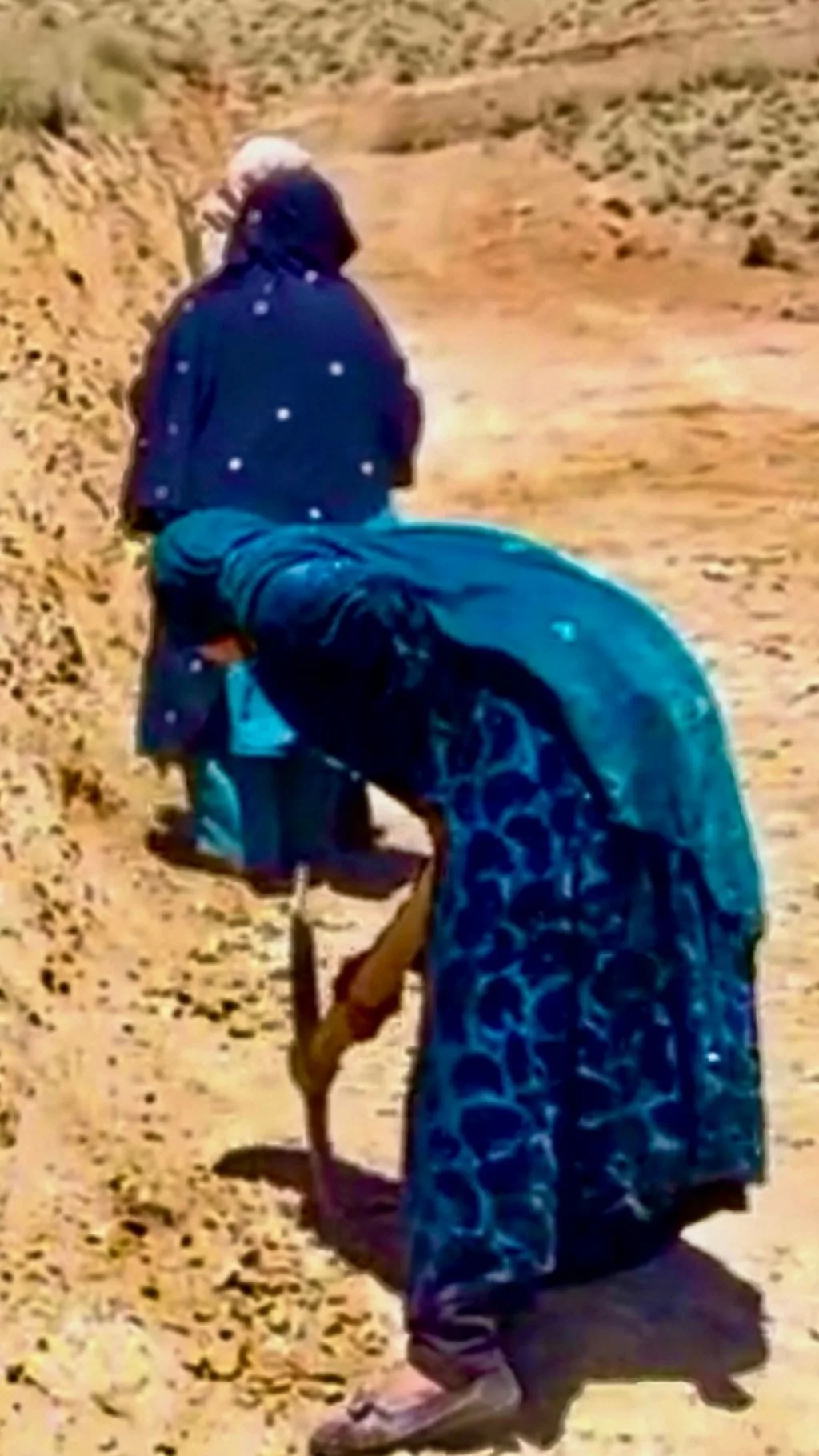 «بالای کوه جاده می‌سازیم»