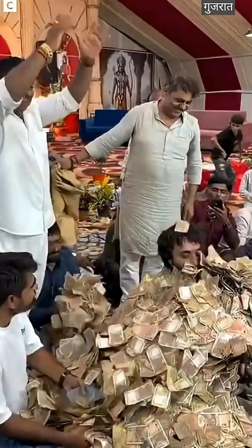 कलाकारांवर पोत्याने पैशांचा वर्षाव, लोक डायरोची परंपरा काय आहे?