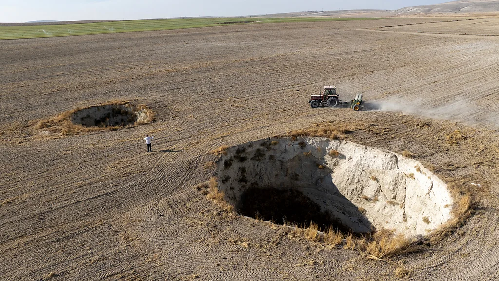 Las sequías están transformando el paisaje turco con enormes socavones.