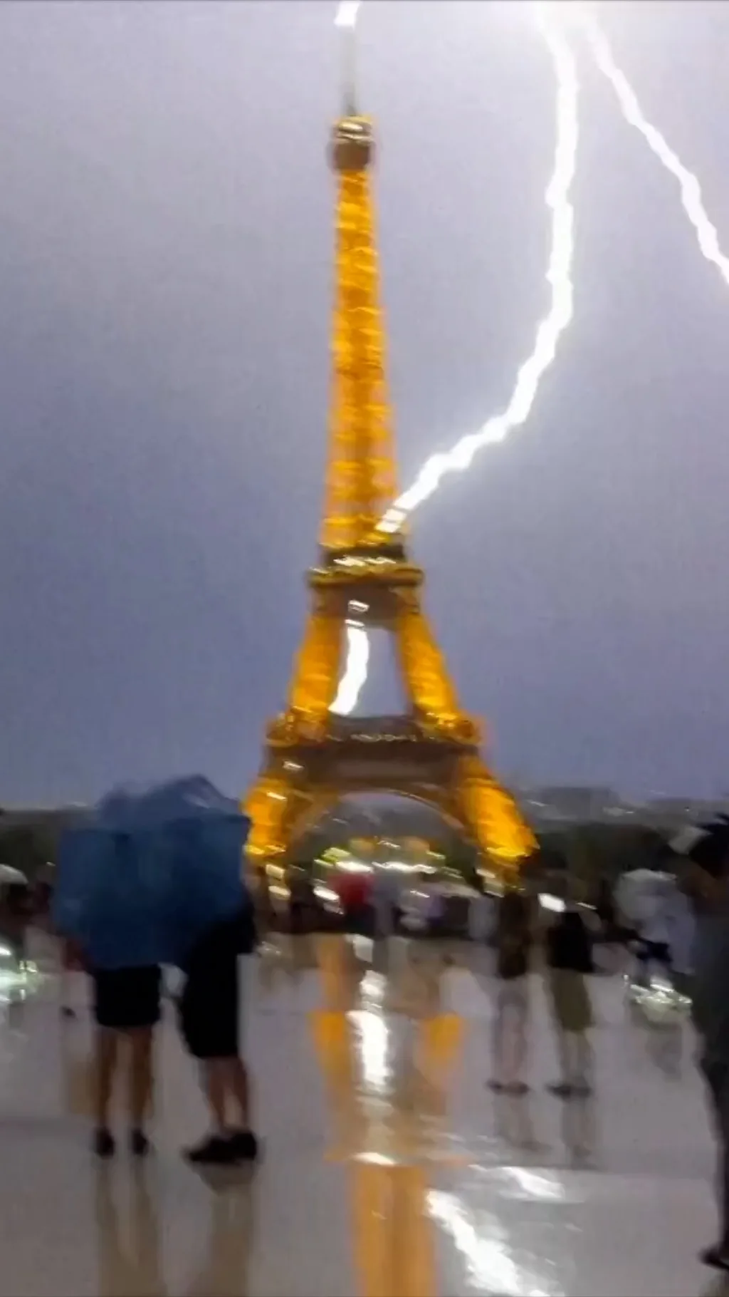 В Эйфелеву башню попала молния