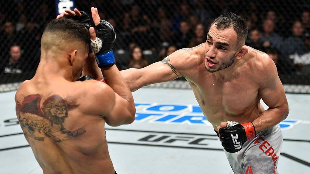 Tony Ferguson lands a shot on Kevin Lee at UFC 216