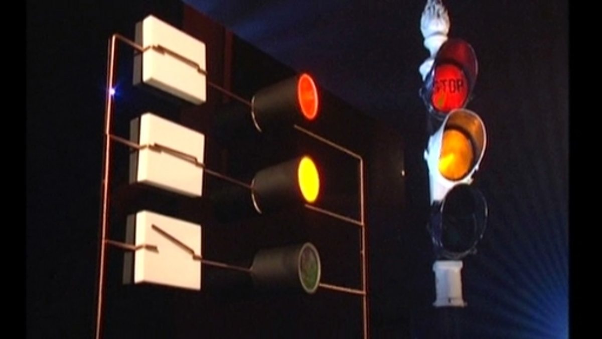 BBC Two Bitesize Secondary, Science 1, How are switches used in traffic lights?