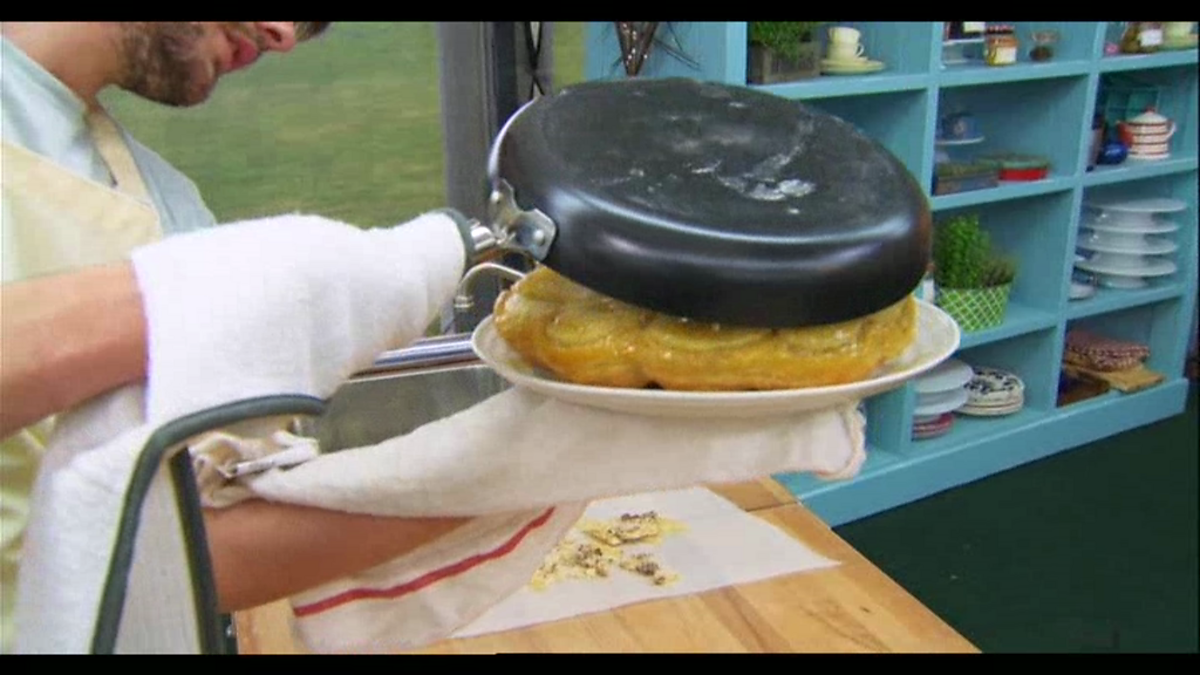 BBC One The Great British Bake Off, Series 3, Tarts, Turning out a