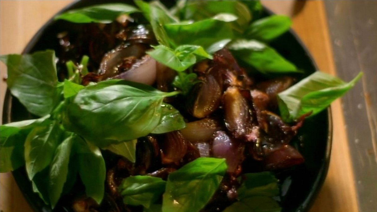 BBC Two Nigellissima, Series 1, Episode 6, Roasted red onions with basil