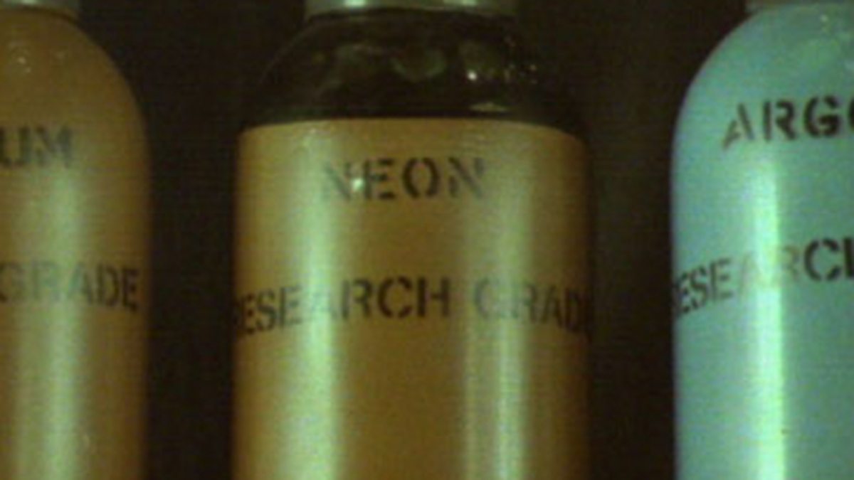 BBC Two Bitesize Chemistry, Experimenting with balloons and noble gases