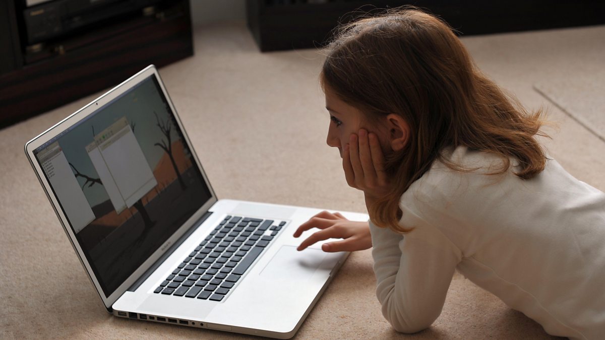 Любой пользователь интернета. Девушка сидит за компьютером. Человек сидит в соц сетях. Перед монитором. Девочка сидит за компьютером.