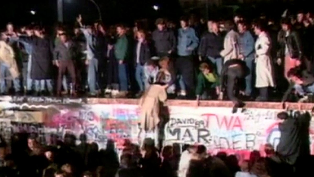 BBC Two - Newsnight, 10/11/1989, Fall of the Berlin Wall