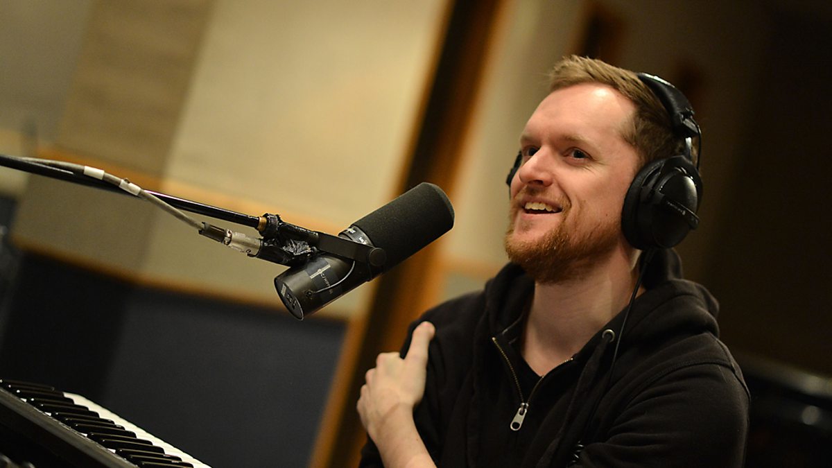 Huw has a session from soulful electronic songwriter SOHN. 