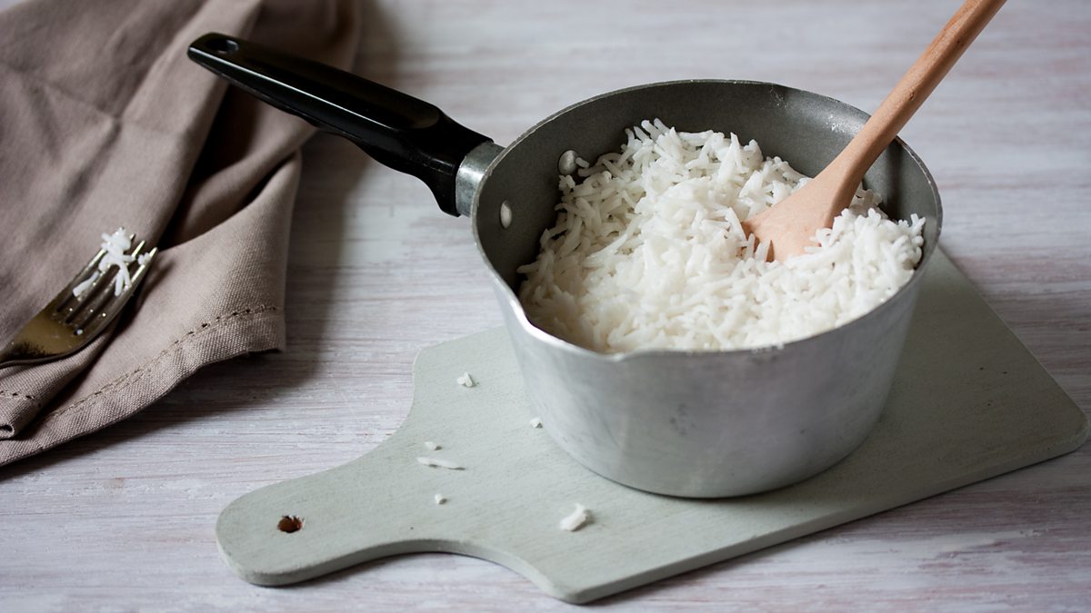 Приспособление для варки риса. Рис на пару в кастрюле. Варим рис на сковороде. Рис варёный липкий. Столовая ложка вареного риса