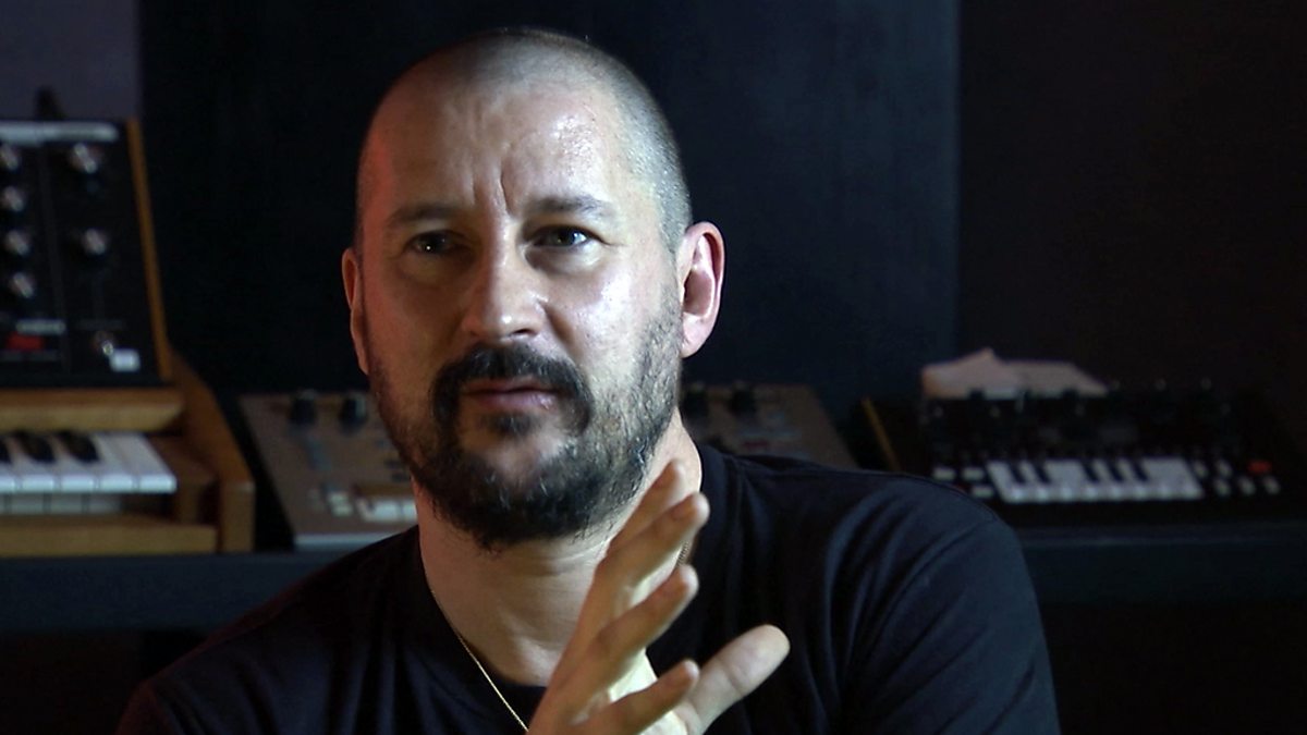 Clint mansell lux. Клинт Мэнселл. Клинт Мэнселл фото. Клинт Мэнселл композитор Великобритания. Clint Mansell симфония.