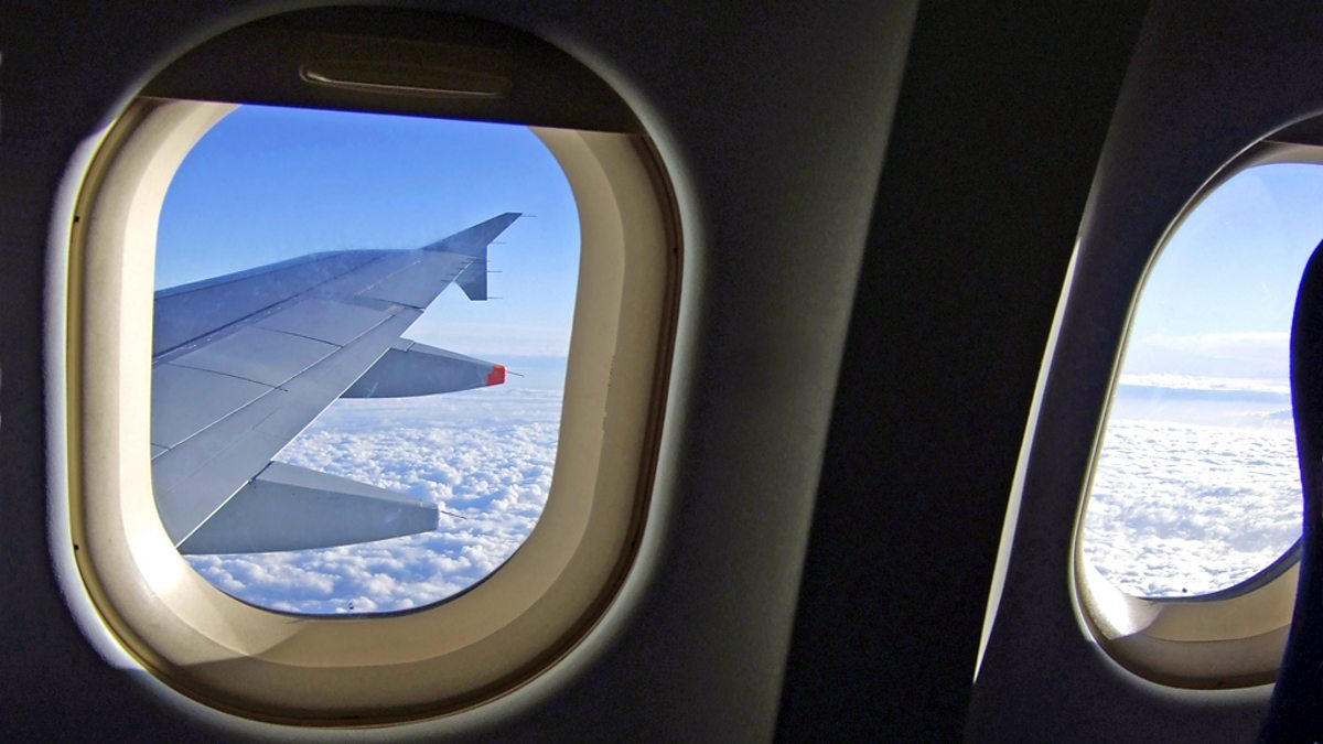 Шторки иллюминаторов. Окно самолета. Окно иллюминатора самолета. Окно самолета изнутри. Салон самолета у окна.