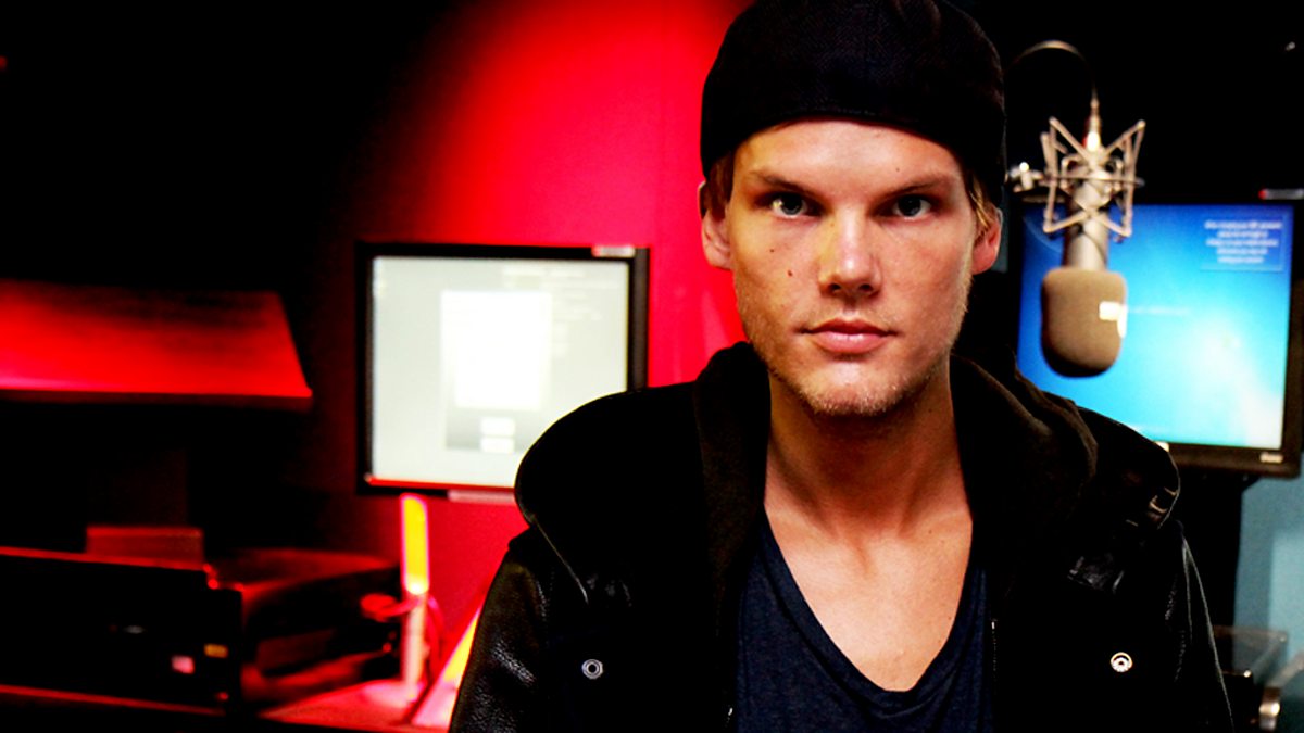 Пете первом. Двойник Avicii. Авичи рост. Avicii Rip. Лиам у Авичи.