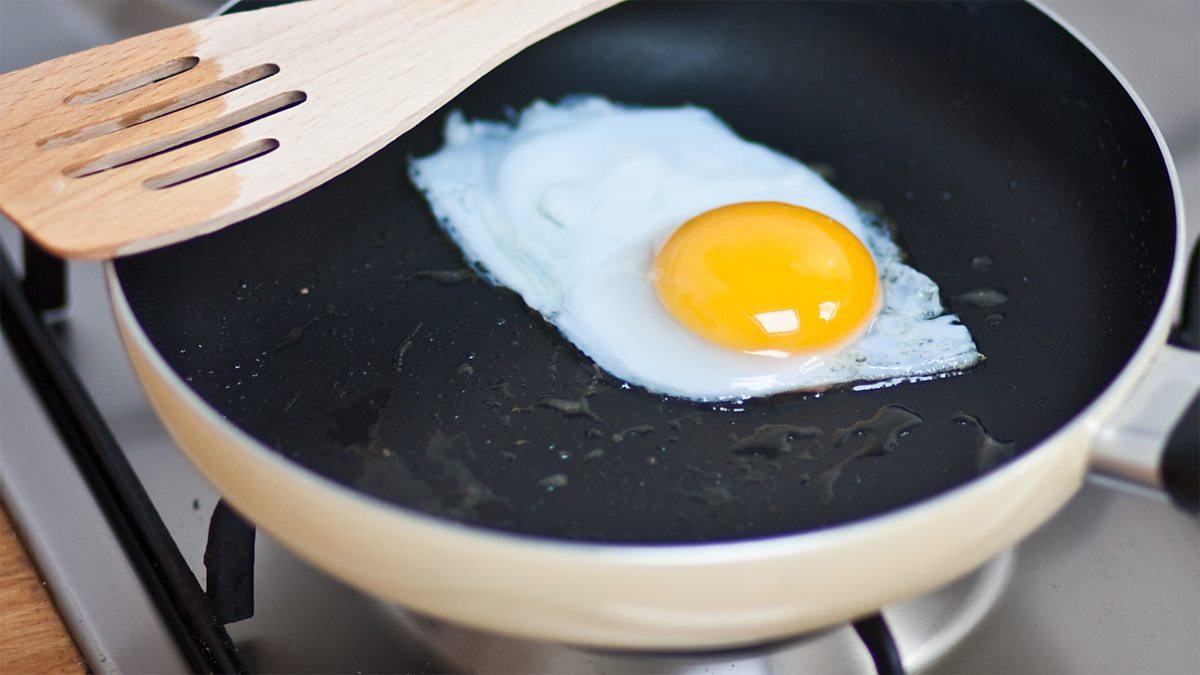 BBC BBC Food, Techniques, How to fry eggs