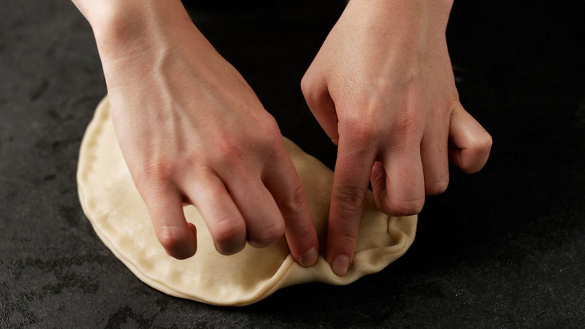 BBC BBC Food, Techniques, Crimping the edge of a pasty