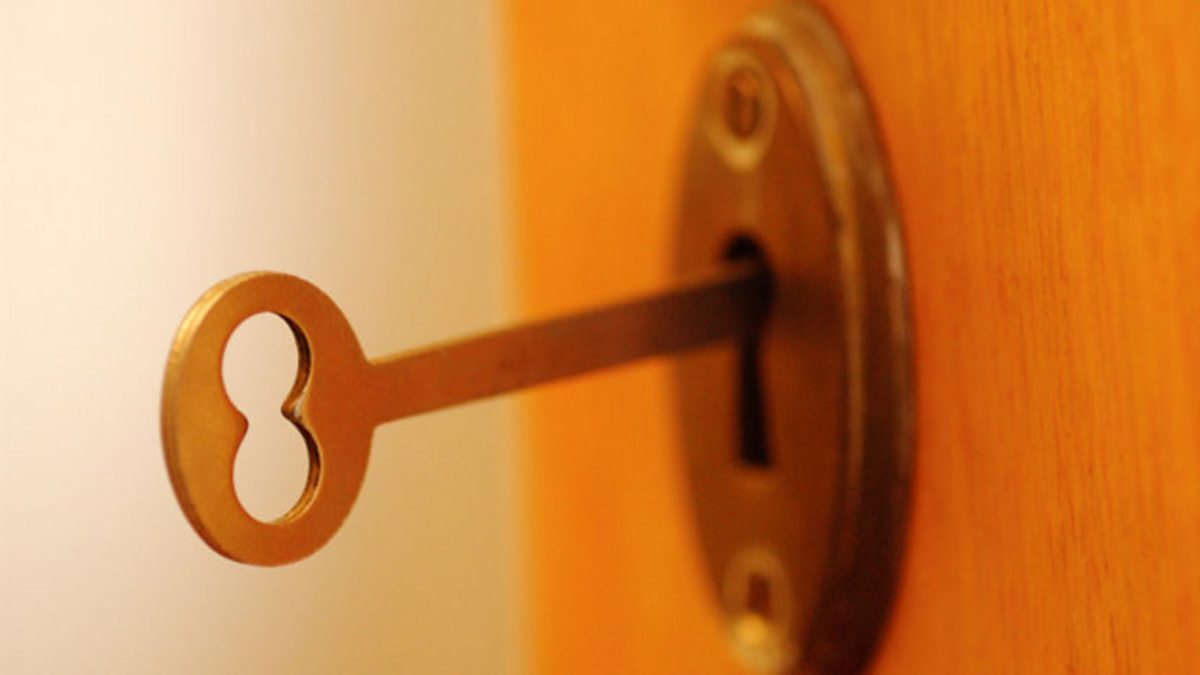Игра найти ключ открыть дверь. Игра Найди ключик Открой дверь. Фото золотой ключик открывает дверь. Картинка мы хотим открыть ключом. The Locked Ward.