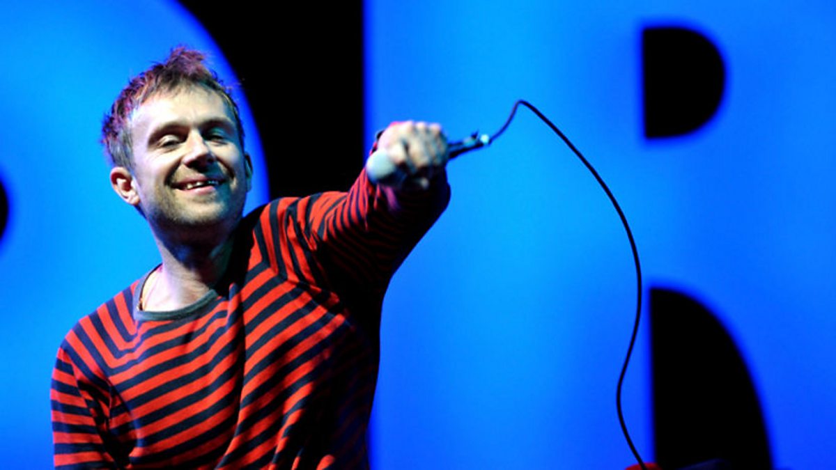 Гориллаз певцы. Солист группы горилаз. Группа гориллаз реальные люди. Солист группы горилаз. Дэймон албарн гориллаз.