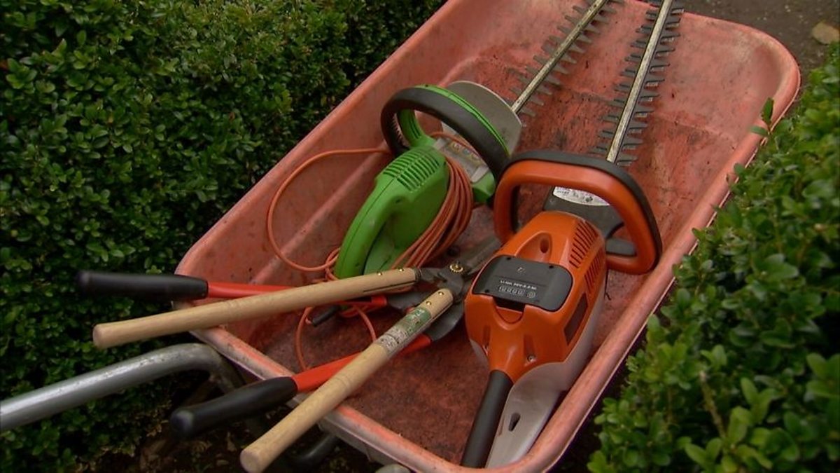 BBC Two Gardeners' World, 2011, Episode 17, Hedging Tools