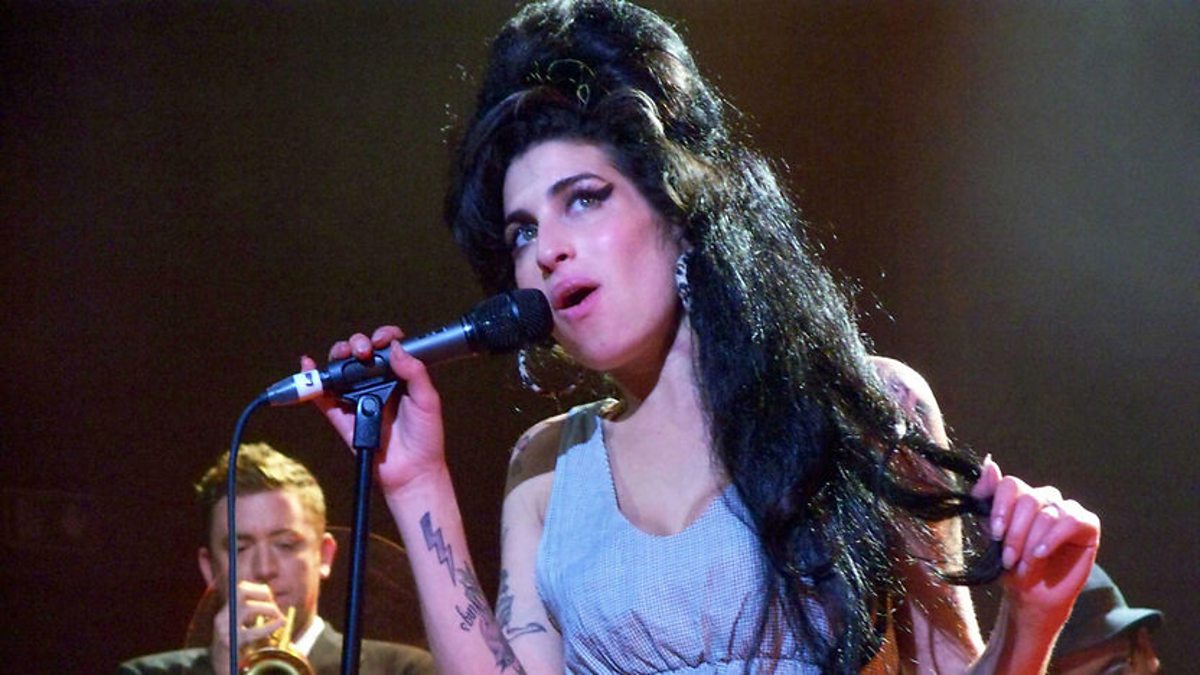 Amy winehouse back to black перевод. Amy Winehouse Shepherds Bush Empire 2004. Эми Уайнхаус интервью. Winehouse Amy "at the bbc". Amy Winehouse - Live at Shepherds Bush Empire.