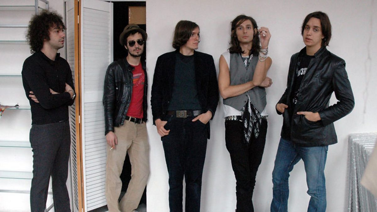 Stroke the move. Группа the strokes. The strokes солист. Strokes "Comedown Machine". The strokes New album release Date.