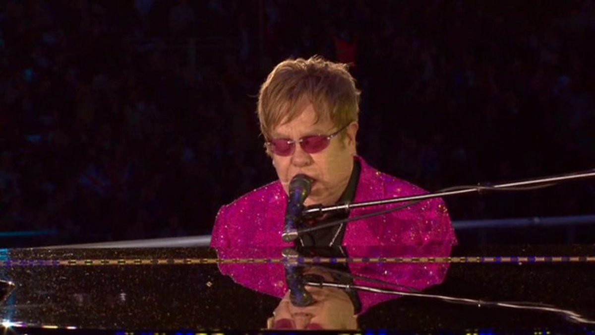 Shakira sang yes and elton john played. Элтон Джон Crocodile Rock. Элтон Джон крокодиловый рок. Elton John Crocodile Rock Live. Элтон Джон 1992 show must go on.