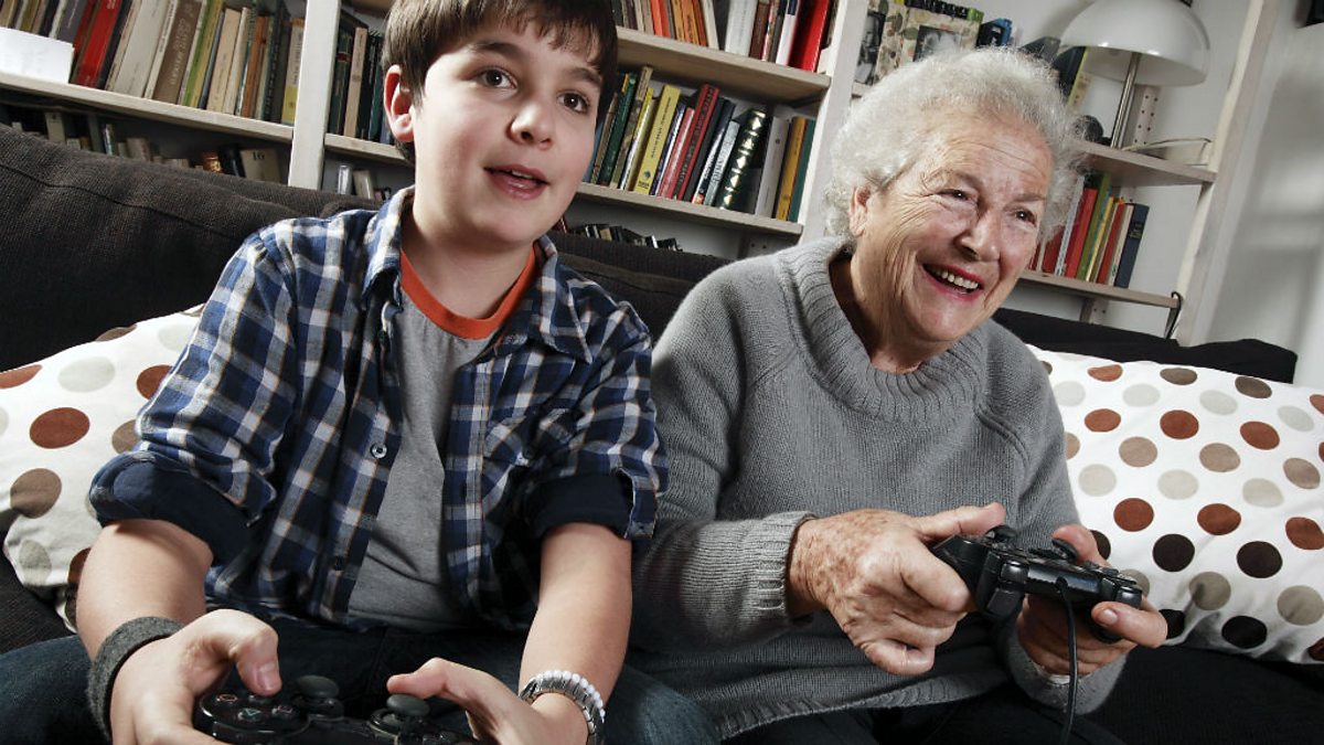 Бабушка играет с внуком